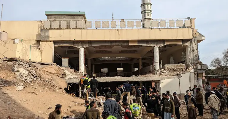 ইসলামাবাদের মসজিদে আত্মঘাতী বিস্ফোরণের ধ্বংসাবশেষ